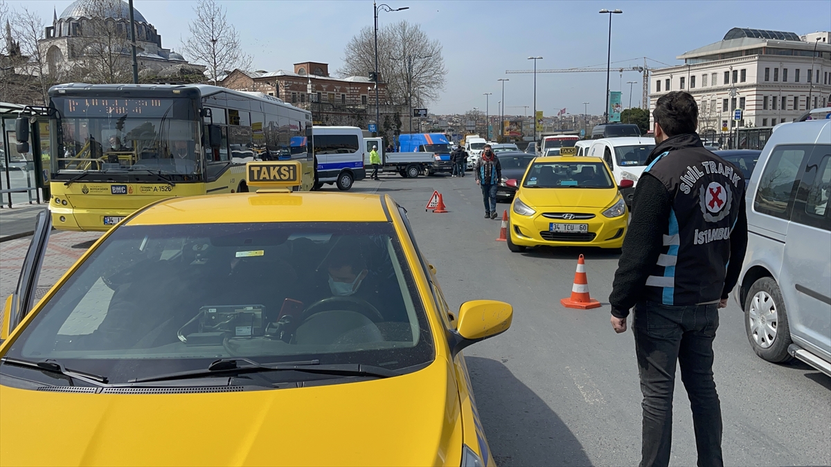 Polis ekiplerinden Eminönü'nde taksi denetimi
