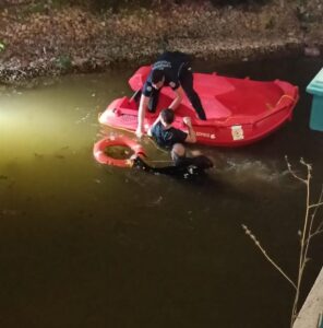 ESKİŞEHİR (AA) – Eskişehir'de, Porsuk Çayı'na düşen cep telefonunu almak