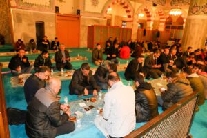 VAN (AA) – Van'da düzenlenen "ümmet sofrası"nda vatandaşlar oruçlarını su,