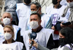 ANKARA (AA) – Sağlıkçılar, Kovid-19 salgını döneminde, görevi başındayken hayatını