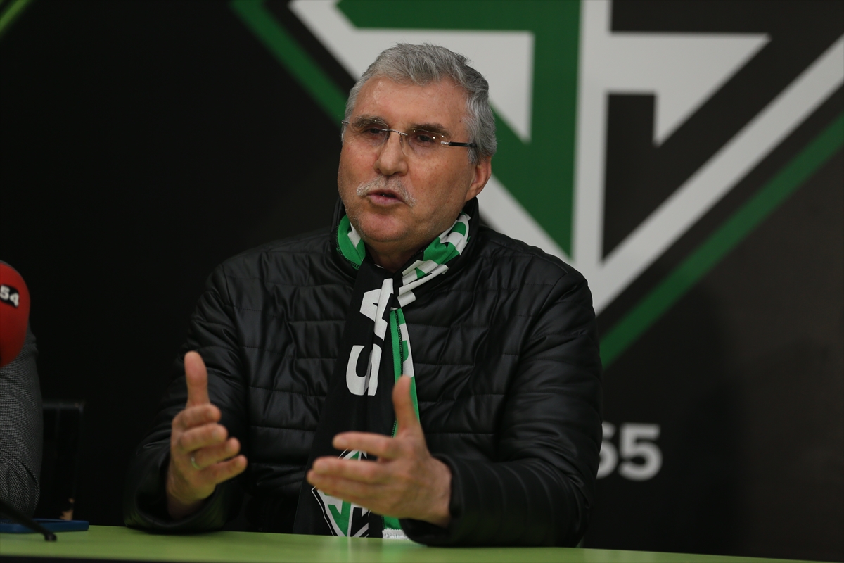 Sakaryaspor'un Spor Toto 1. Lig'e yükselmesi Rüstemler Tesisleri'nde kutlandı