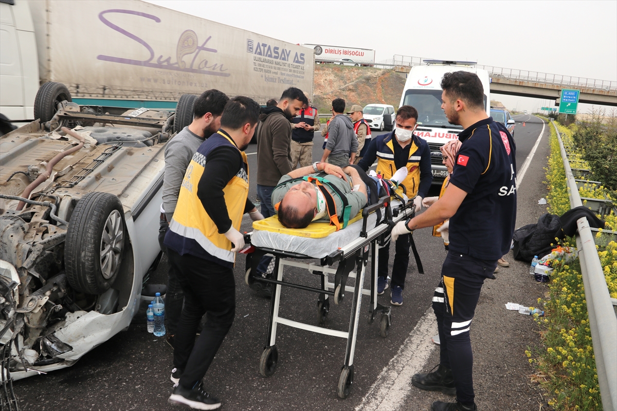 Şanlıurfa'da devrilen otomobildeki 2 kişi yaralandı