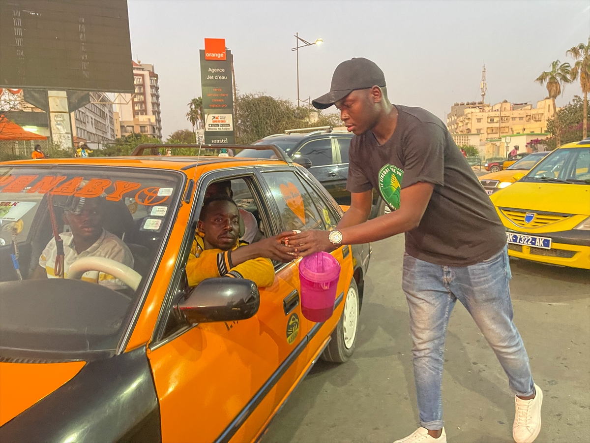 Senegal'de Hristiyan gençler Müslümanlara iftariyelik dağıttı