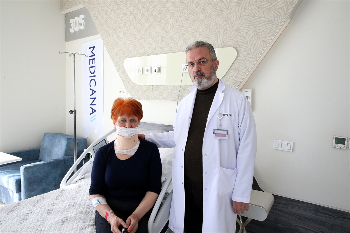 Şiddetli ağrılar çeken Rus hasta Sivas'ta yapılan ameliyatla şifa buldu