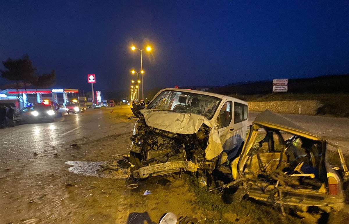 Sinop'ta otomobille minibüsün çarpıştığı kazada 2 kişi öldü, 3 kişi yaralandı