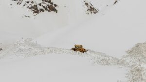 ŞIRNAK (AA) – Şırnak'ın Beytüşşebap ilçesi Faraşin Yaylası'nda, kar kalınlığının