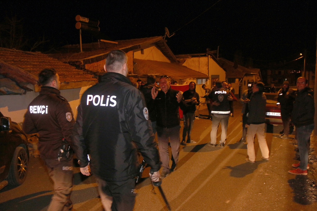 Sivas'ta kavga ihbarına giden polislere gençlerden sürpriz kutlama