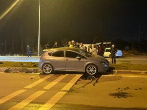 SİVAS (AA) – Sivas'ta trafik uyarı levhasına çarptıktan sonra refüje