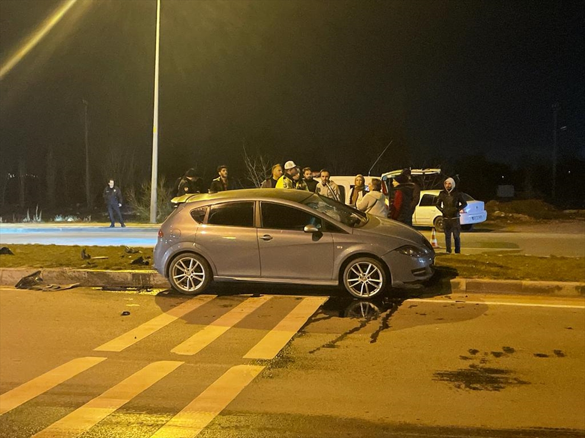 Sivas'ta refüje çıkan otomobildeki 4 kişi yaralandı