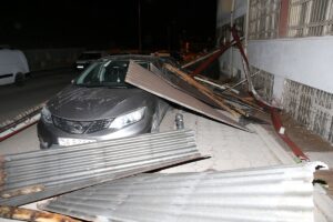 SİVAS (AA) – Sivas'ta şiddetli rüzgar nedeniyle çatıların uçması sonucu