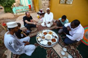 HARTUM (AA) – ÖMER ERDEM – Sudanlılar, komşularıyla evlerinin önüne