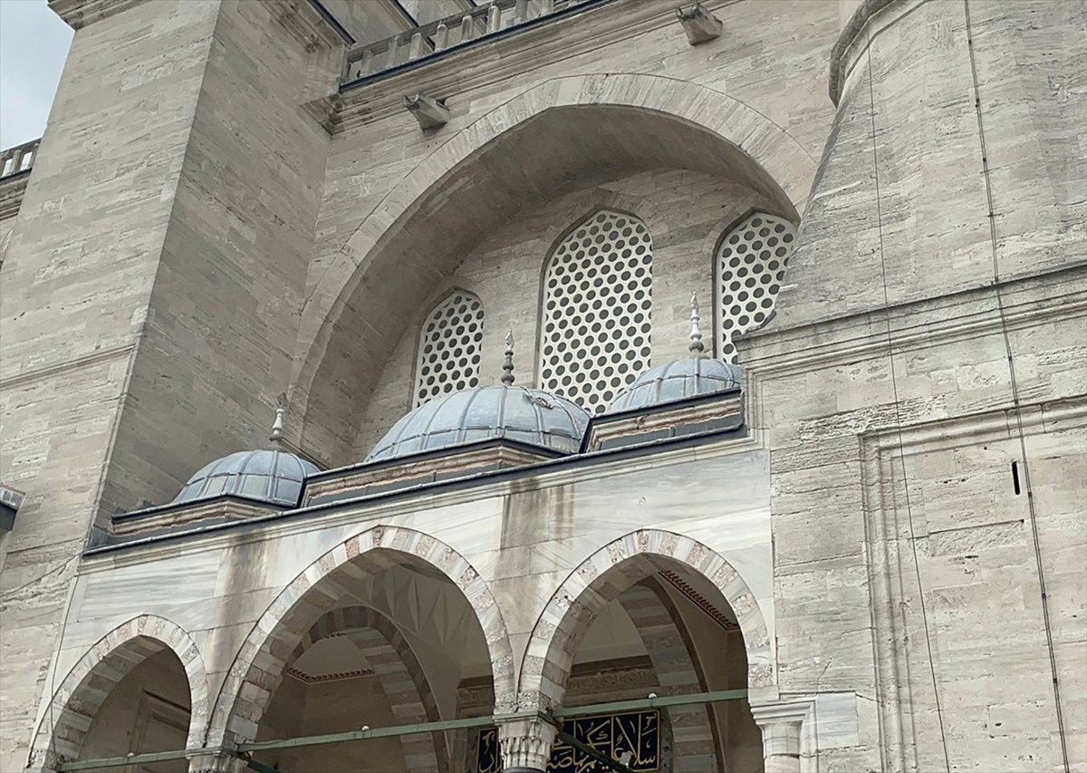 Süleymaniye Camisi'nin şerefesinden düşen parça kubbeye zarar verdi