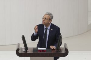 - Genel Kurulda, CHP ve MHP milletvekilleri arasında Mersin Büyükşehir