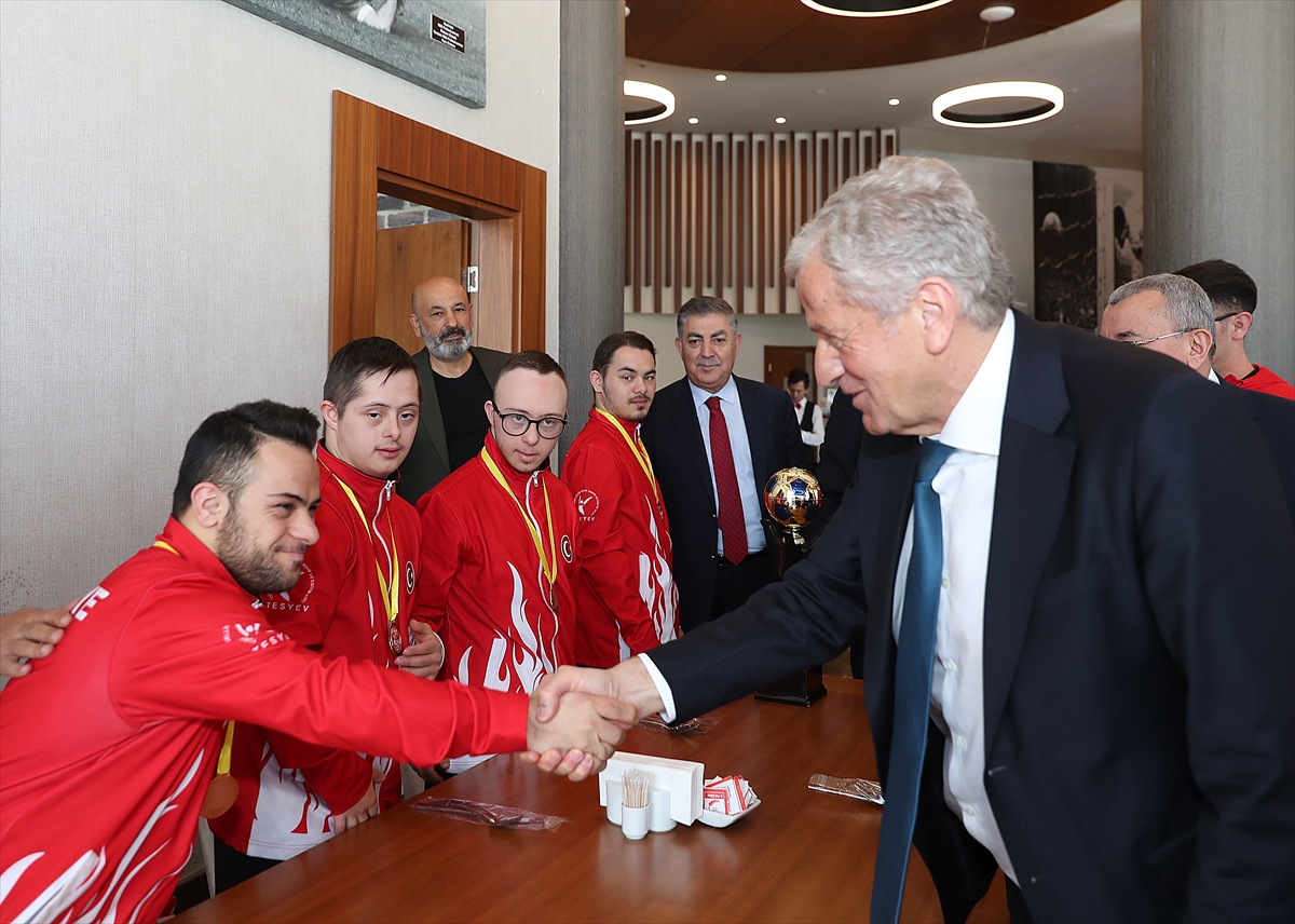 TFF Başkanı Servet Yardımcı, Down Sendromlular Futsal Milli Takımını ağırladı