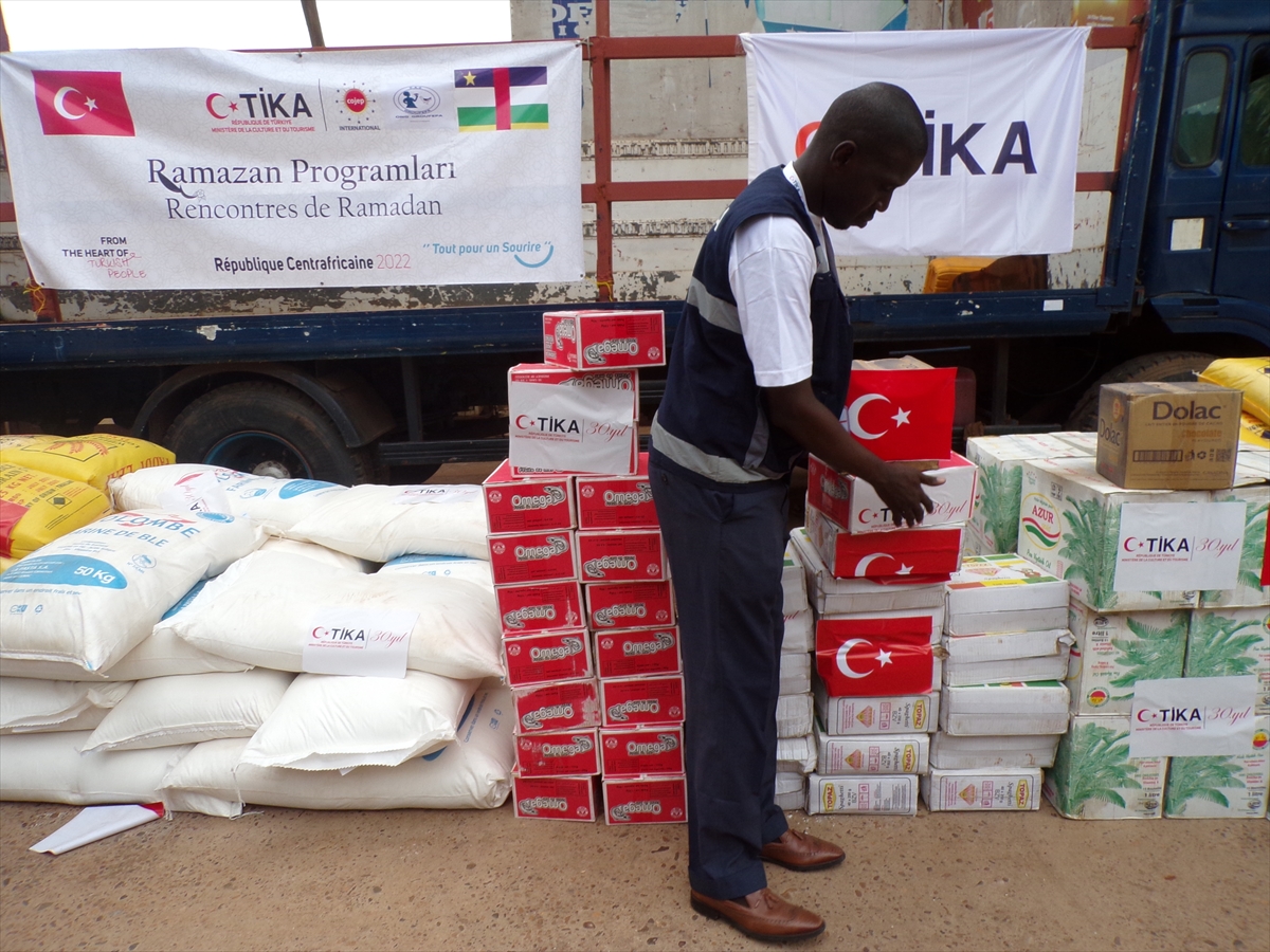 TİKA Orta Afrika Cumhuriyeti’nde yetimlere gıda yardımı yaptı