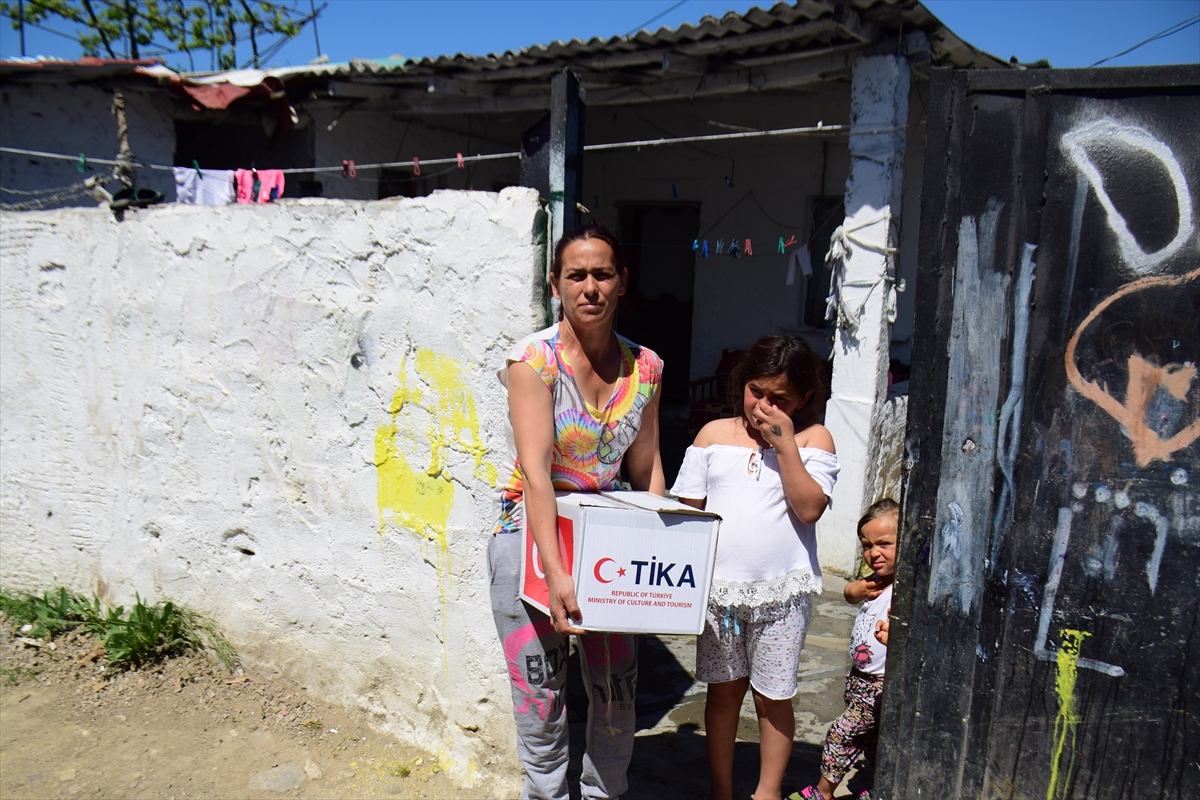 TİKA'dan Arnavutluk'taki ihtiyaç sahibi ailelere yardım