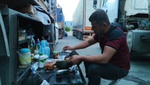 ŞIRNAK (AA) – Irak'a yük taşıyan tır şoförleri, iftarlarını Habur