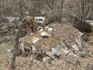 TUNCELİ (AA) – Tunceli kırsalında düzenlenen operasyonda, teröristlerce kullanılan 5