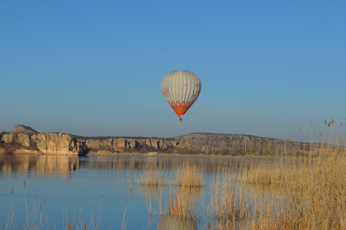 Turistler, sahurdan sonra Frigya'yı sıcak hava balonlarıyla gökyüzünden geziyor