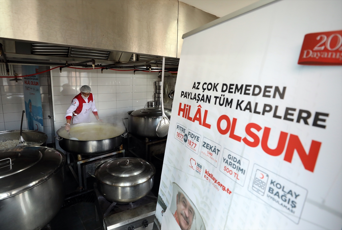Türk Kızılayın aşevinde kazanlar, 103 yıldır ihtiyaç sahipleri için kaynıyor
