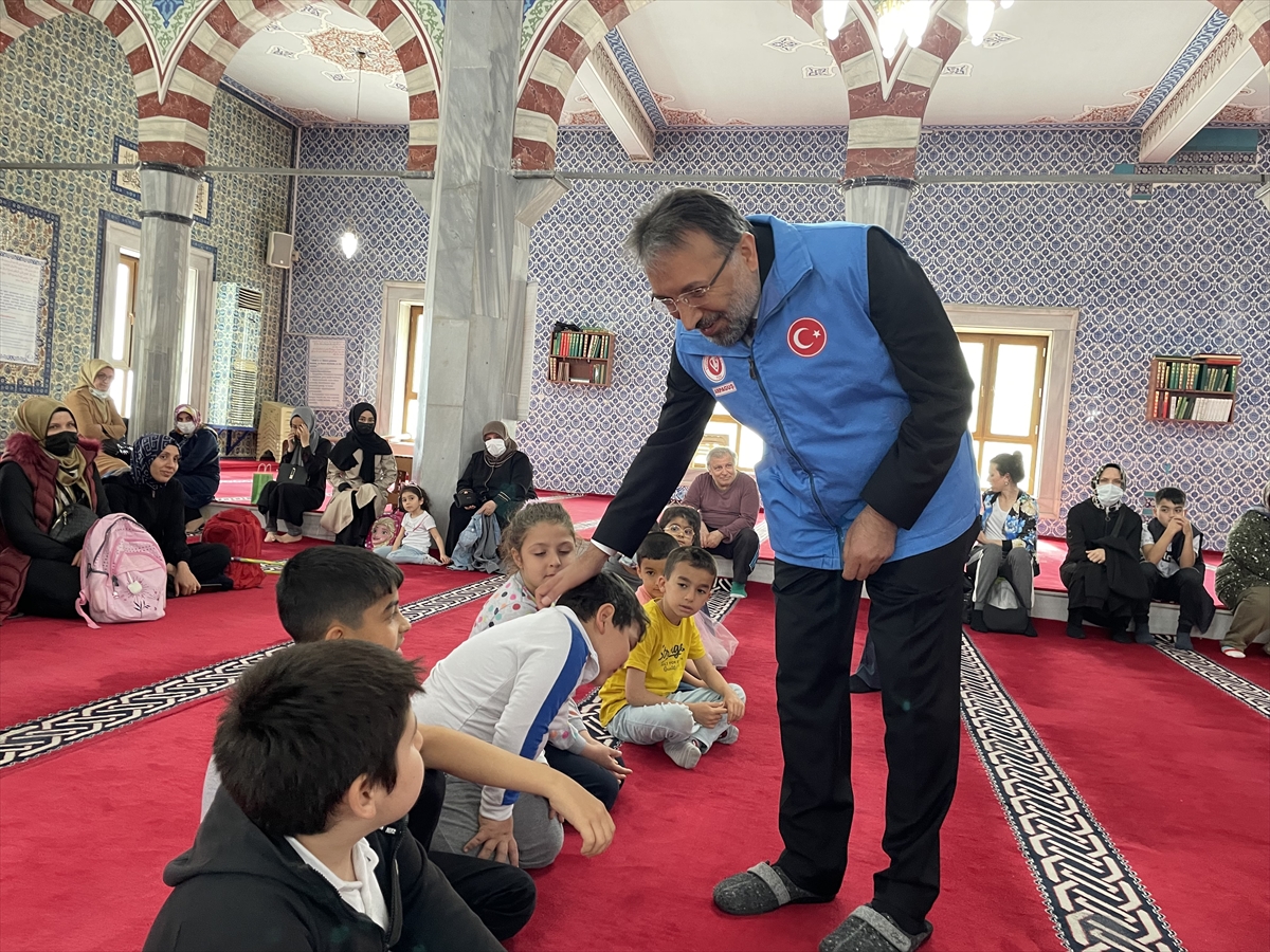 Türkiye Diyanet Vakfından yetim çocuklara bayram yardımı