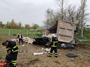 AMASYA (AA) – Amasya'nın Göynücek ilçesinde, taş yüklü kamyonun hafif