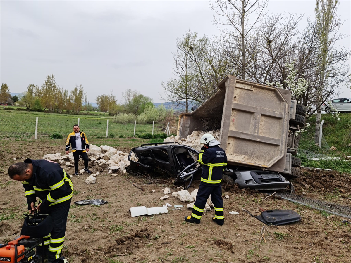 AMASYA (AA) – Amasya'nın Göynücek ilçesinde, taş yüklü kamyonun hafif