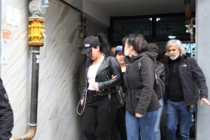 - Ailelerin eylemi esnasında HDP binasından çalınan müziğe bulundukları evin