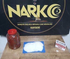 KAYSERİ (AA) – Kayseri'de yolcu otobüsünde salça bidonuna gizlenmiş 500