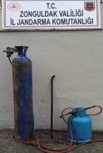 ZONGULDAK (AA) – Zonguldak'ın Çaycuma ilçesinde depodaki demirleri keserken yakalanan