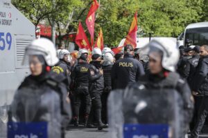 - Çeşitli noktalardan izinsiz olarak Taksim Meydanı'na çıkmak isteyen gruplara