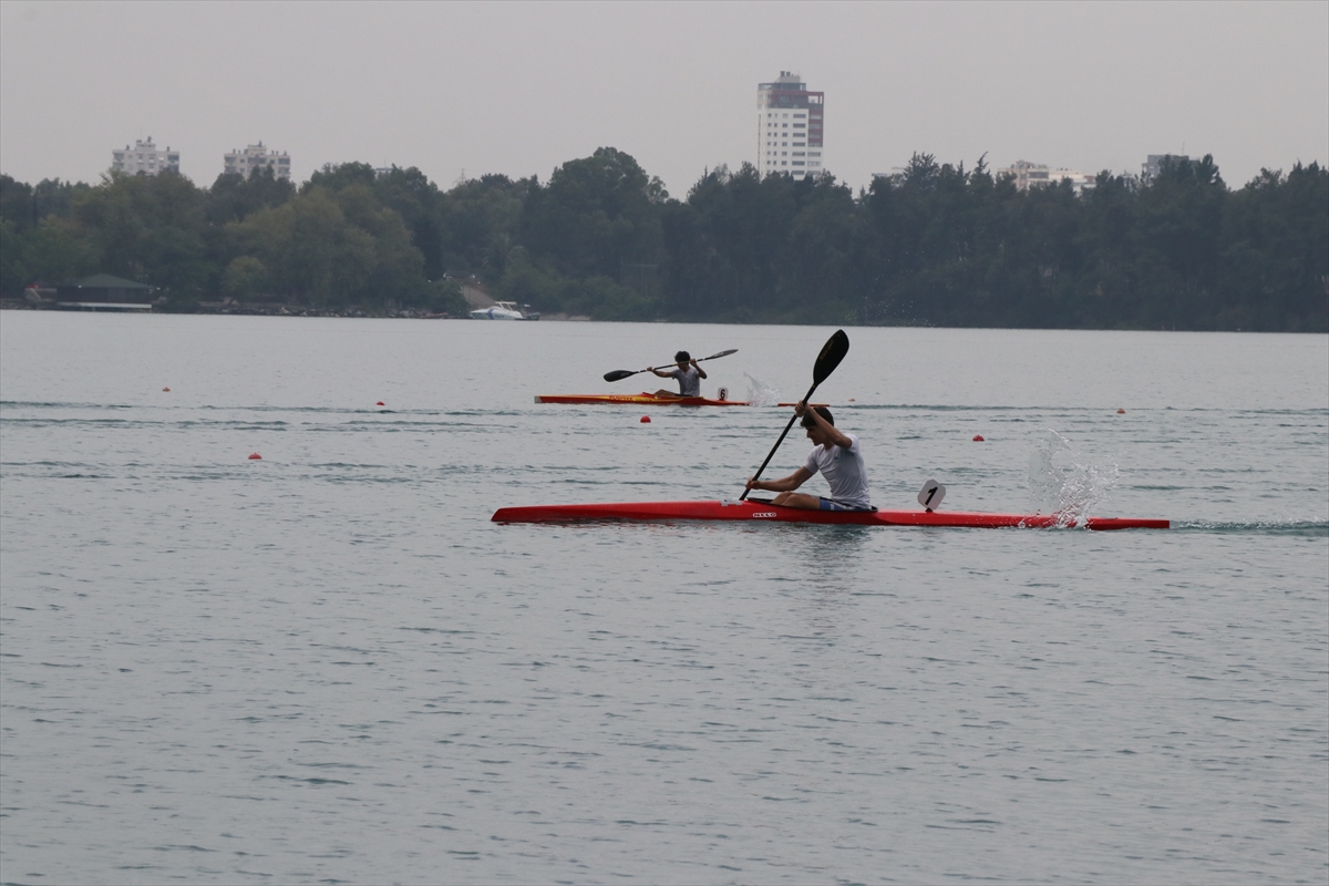 19 Mayıs Atatürk'ü Anma Gençlik ve Spor Bayramı kapsamında kano yarışları yapıldı