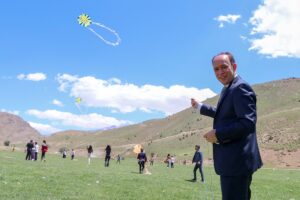 - İran sınırındaki okulun öğrencilerinin rengarenk uçurtmaları gökyüzünde süzüldü