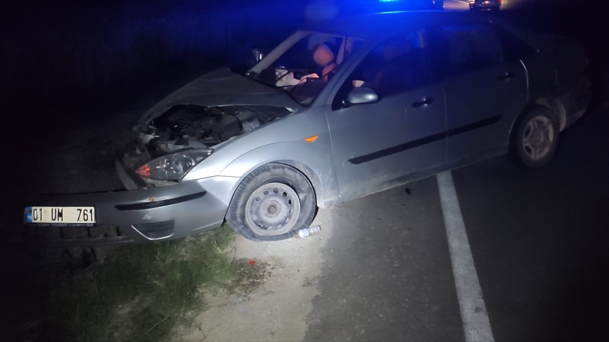 Adana'da çarpışan traktör ile otomobilin sürücüleri yaralandı