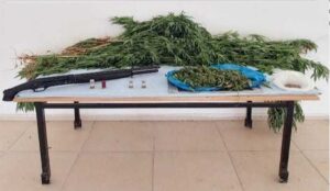 ADANA (AA) – Adana'da evlerinde silah, uyuşturucu ve elektrikli fünyeyle