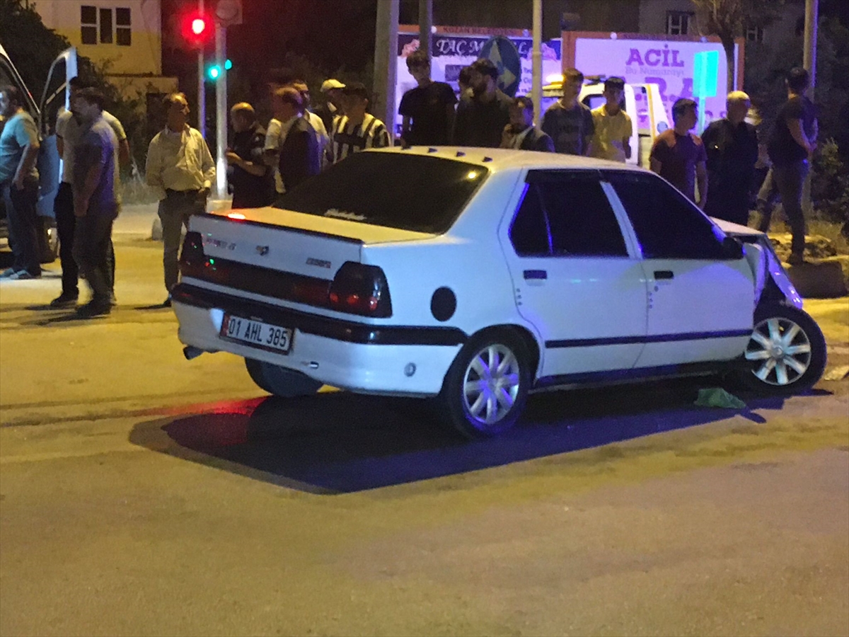 Adana'da iki otomobil çarpıştı, 3 kişi yaralandı