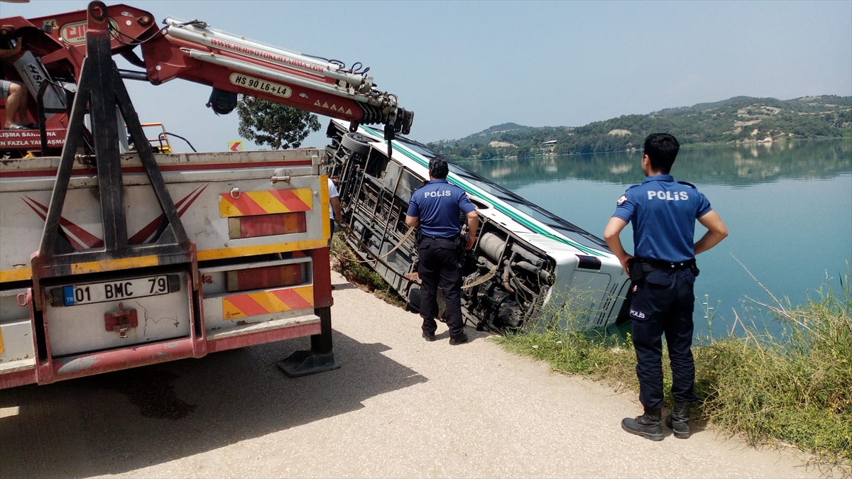 Adana'da özel halk otobüsü yolun çökmesi sonucu göle devrildi