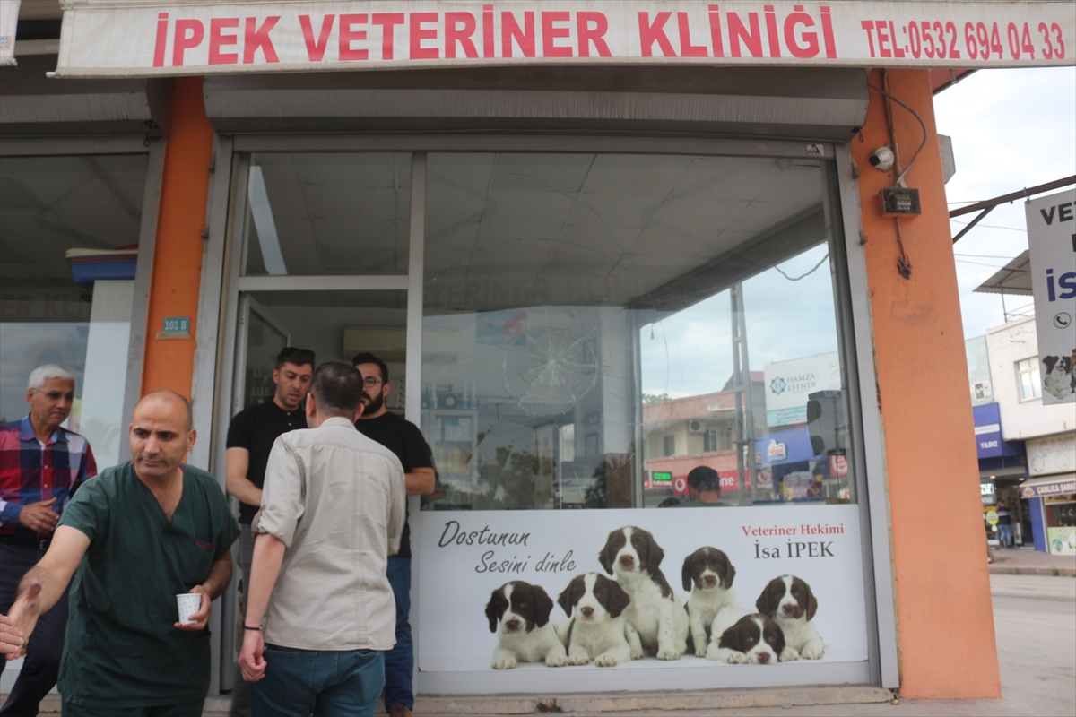Adana'da veteriner kliniği camının evcil hayvan sahibince taşla kırıldığı iddiası