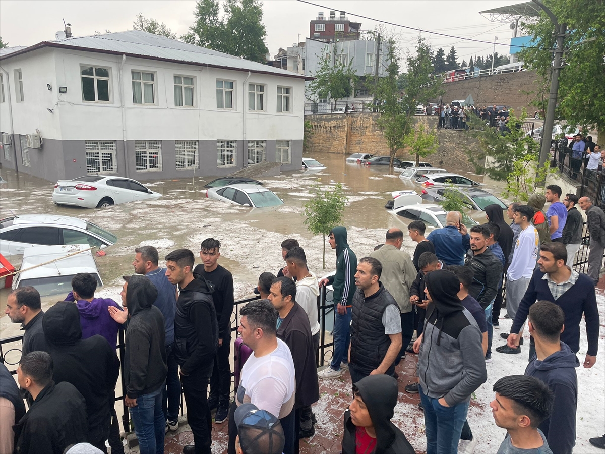 Adıyaman'da sağanak nedeniyle bazı ev ve iş yerlerini su bastı