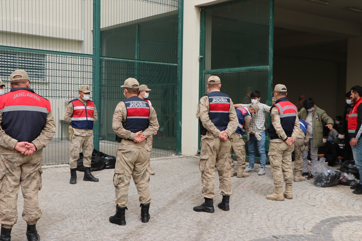 Afganistan uyruklu 414 düzensiz göçmen Erzurum'dan ülkelerine gönderildi