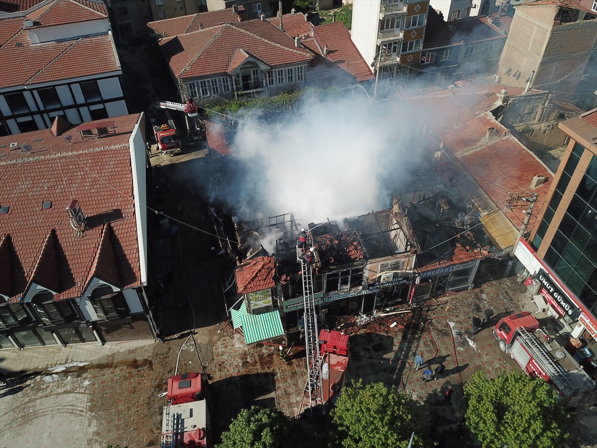 GÜNCELLEME – Afyonkarahisar'da çıkan yangında 15 iş yeri kullanılamaz hale geldi