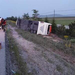 AFYONKARAHİSAR (AA) – Afyonkarahisar'da yolcu otobüsünün şarampole devrilmesi sonucu 27
