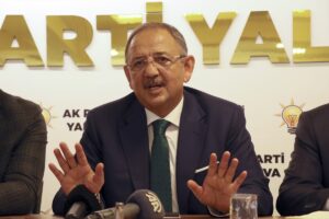 - "Eski dönemin o militanvari yapısıyla hizmetten çok uzak ideolojik