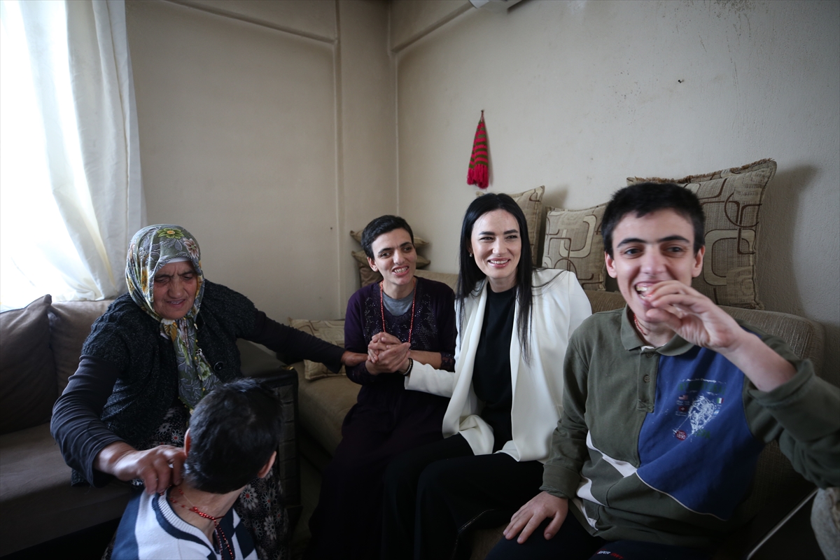 AK Parti'li Sarıbaş'tan zihinsel engelli 4 çocuğuna bakan anneye ziyaret