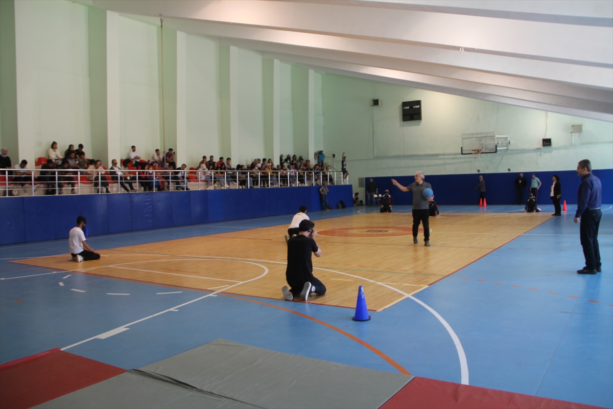 Amasya'da üniversite öğrencileri görme engellilerle goalball oynadı