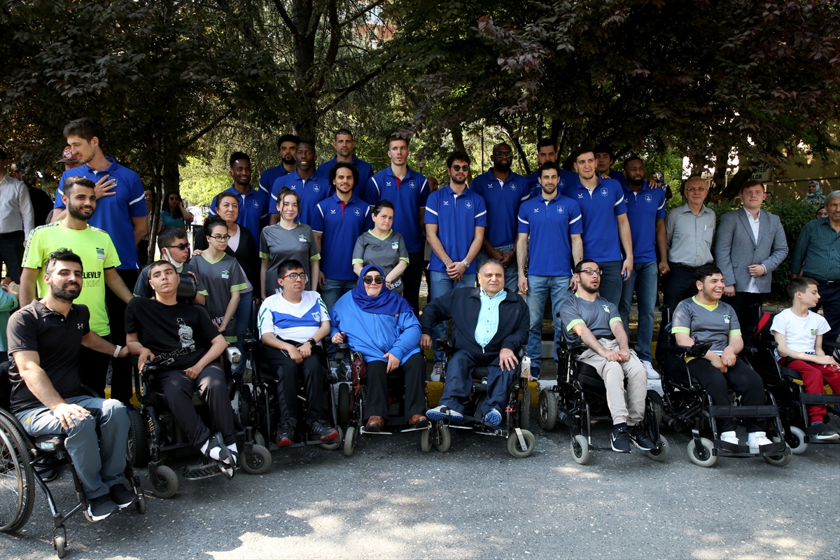 Anadolu Efes'in THY Avrupa Ligi şampiyonluk heykeli, törenle açıldı