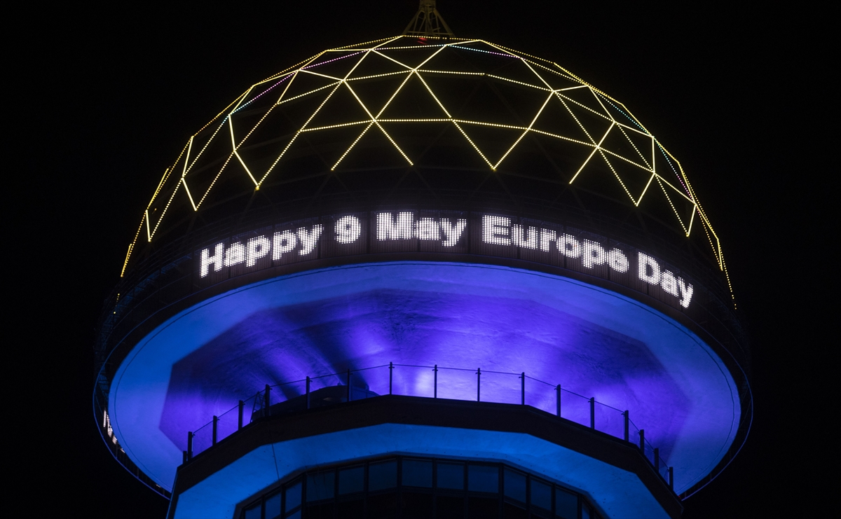 Ankara'nın simgelerinden Atakule, Avrupa Günü'nde AB bayrağının renkleriyle ışıklandırıldı