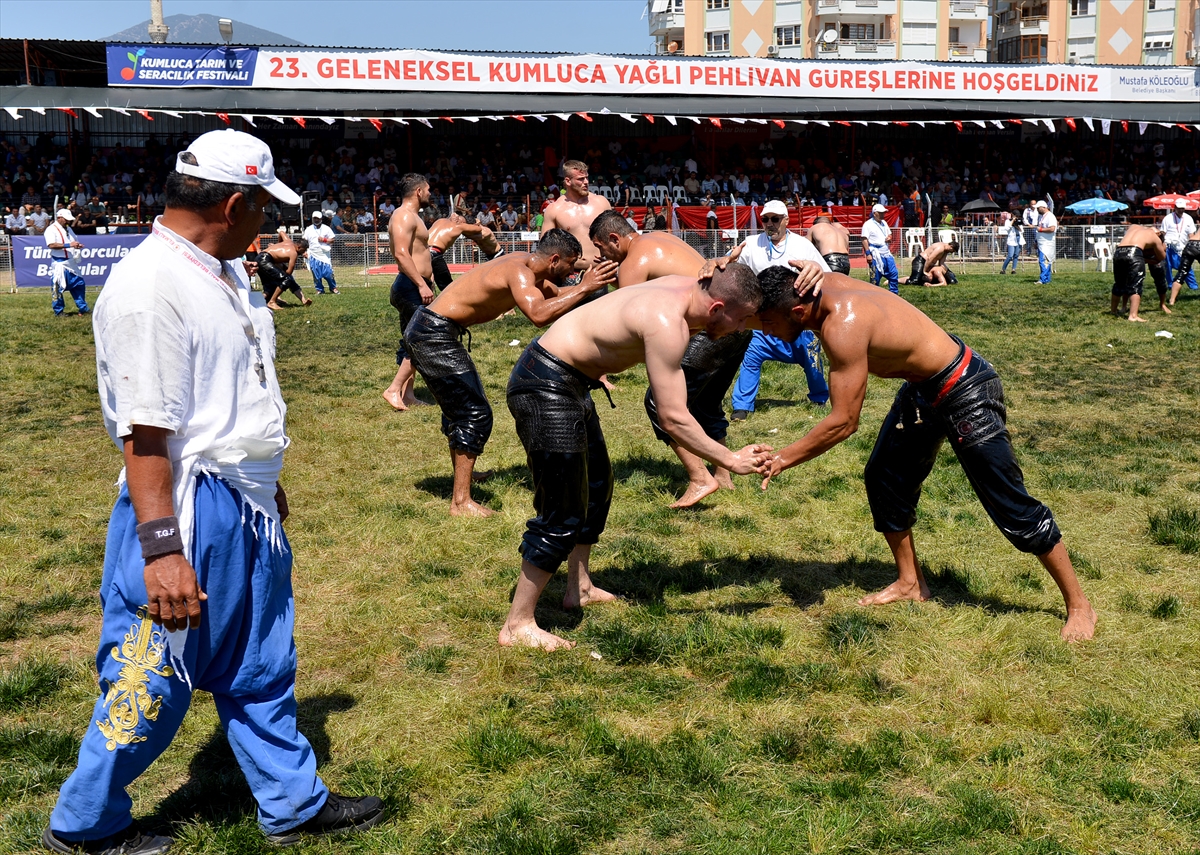 Antalya'da 23. Kumluca Yağlı Güreşleri devam ediyor