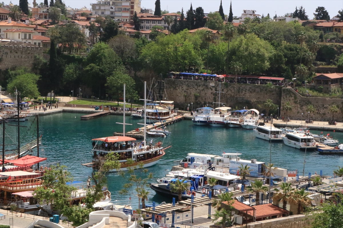 Antalya'da bayram dolayısıyla tekne turlarında yoğunluk yaşandı