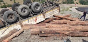 ANTALYA (AA) – Antalya'nın Alanya ilçesinde, tomruk yüklü tırın devrilmesi